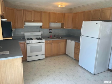 4625 Candlelight Dr, Davenport, IA 52806 - photo 7