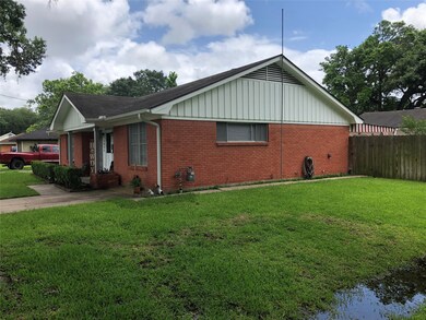 1035 W Willis St, Alvin, TX 77511 - photo 5