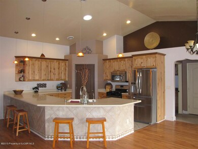 Kitchen with Nichos, breakfast bar