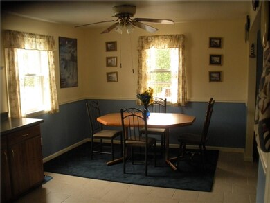 RELAX AND ENJOY YOUR MORNING COFFEE IN THIS DINING