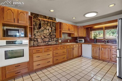 Large eat-in kitchen w/gas cooktop