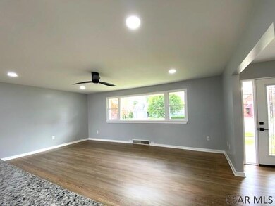 LIVING ROOM AREA