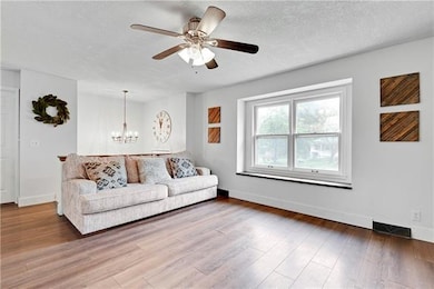Huge livingroom with bonus window seating!