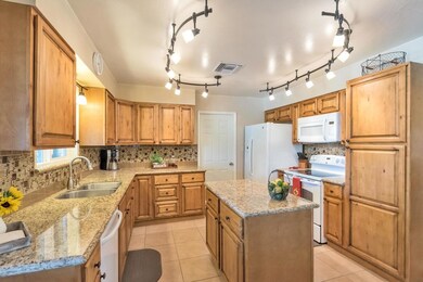 Kitchen w/island