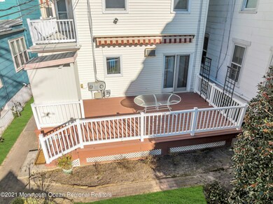 Spacious Back Deck & Outdoor Shower