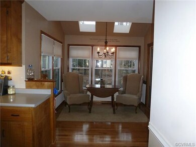 Cute Dining Area or Sitting Area! Light & Bright w