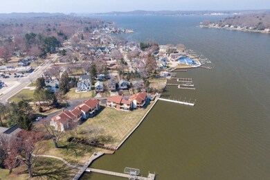 1121 S Shore Dr, Holland, MI 49423-46