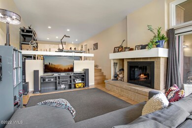 760 W Beaver Creek Blvd-large-004-015-Li