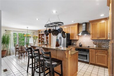 Eat-in kitchen