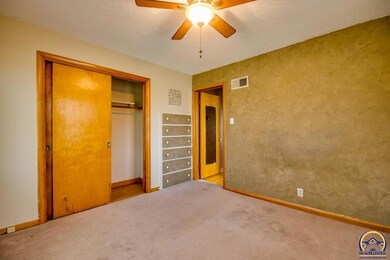 2038 SW Collins Ave, Topeka, KS 66604 - photo 4