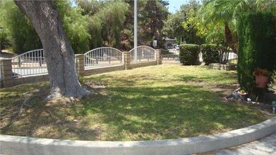 Tranquil front yard and neighboorhood