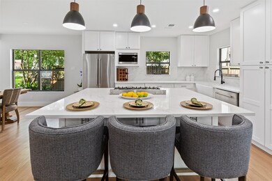 722 W 38th St, Houston, TX 77018 - photo 5