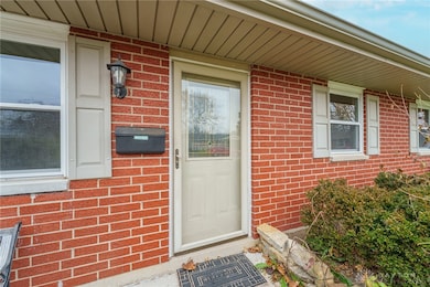 1043 Nutmeg Square S, Troy, OH 45373 - photo 2