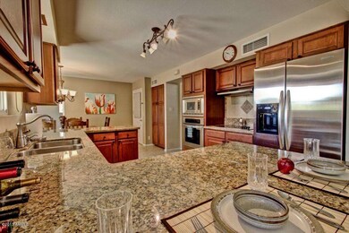 kitchen w breakfast bar