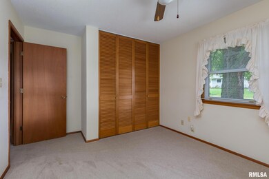 2824 E 32nd St, Davenport, IA 52807 - photo 3