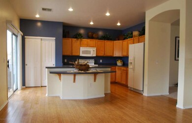 Beautiful kitchen w/breakfast bar