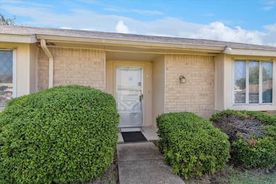 11 E Townhouse Ln unit 26, Grand Prairie, TX 75052 - photo 3