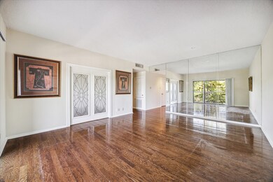 LIVING ROOM: