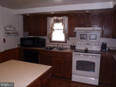 227 N Lehigh St, Tamaqua, PA 18252 - photo 6