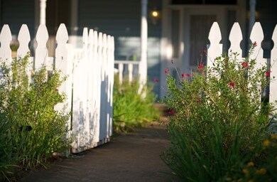 908 N Crockett St, Fredericksburg, TX 78624 - photo 2