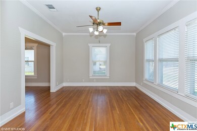 609 E Weinert St, Seguin, TX 78155 - photo 5