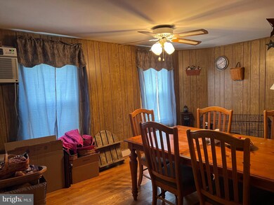 63 S Laurel Ave, Berkeley Springs, WV 25411 - photo 5