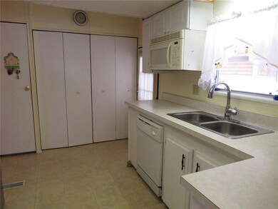 37314 Beverly Ave, Zephyrhills, FL 33542 - photo 6