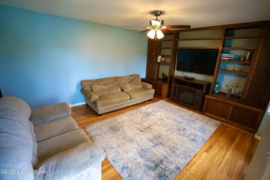 9302 Hudson Ln, Louisville, KY 40291 - photo 2