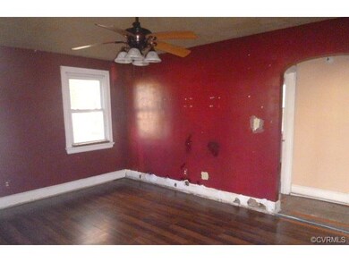 LIVING ROOM / HARDWOOD FLOOR / CEILING FAN / SEE T