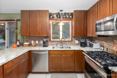 1466 Ridgewood Dr, Jenison, MI
