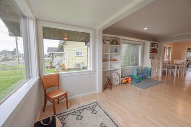 1908 10th St, Tillamook, OR 97141-43