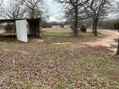 View of yard with an outdoor structure