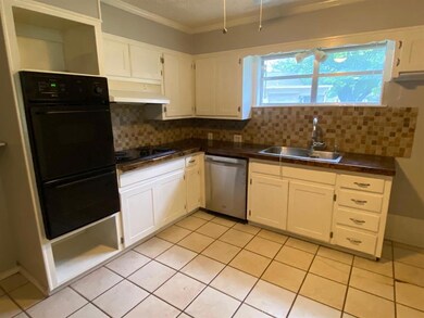 1014 Davis St, Cleburne, TX 76033 - photo 3