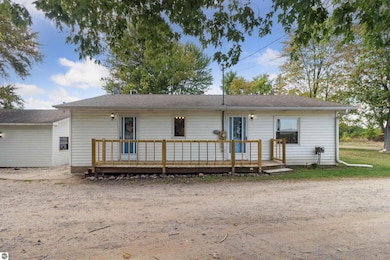 285 W Hoffman Rd, Saint Louis, MI 48880 - photo 3