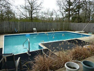 Swimming Pool/Hot Tub/Sauna. Fenced in pool area