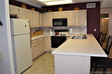Open kitchen and and breakfast bar