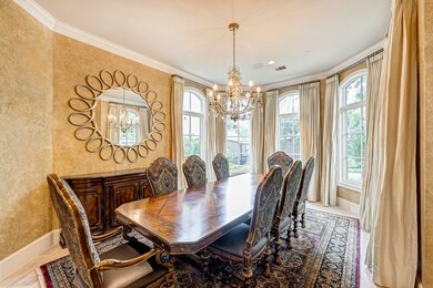 [Dining Room]
The dining room features a large ba