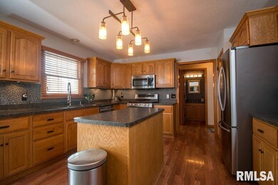 4221 N Oak St, Davenport, IA 52806 - photo 6