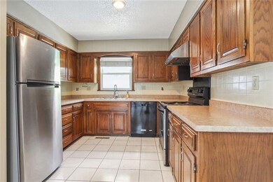 10170 Edelweiss Cir, Shawnee, KS 66203 - photo 5