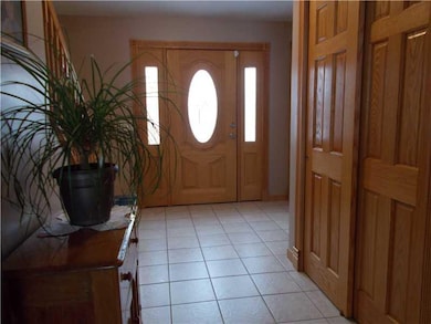 Entry/Foyer. Ceramic tile floor