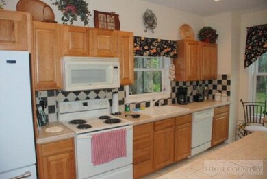 Kitchen : Also has a breakfast area in front of la