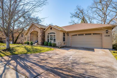 1418SEWeepingWillowCt-001