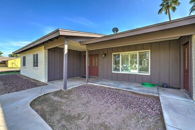943 E Desert Ln-5