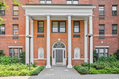 Entry 40 W Elm St