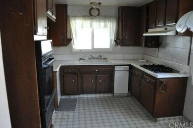 good sized kitchen, with eat-in dining, built in o