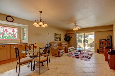 FAMILY RM AND BREAKFAST AREA