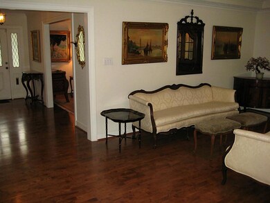 10218 Green Tree Rd, Houston, TX 77042 - photo 6