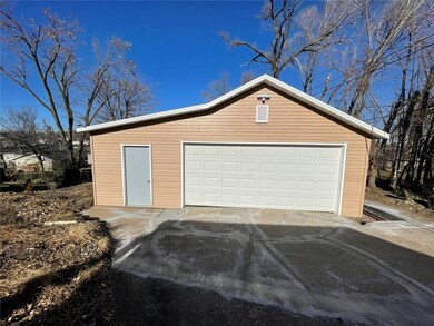 2432 9th Ave SW, Cedar Rapids, IA 52404 - photo 3