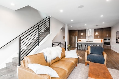 6_Living-Room_1800x1200_3863883
