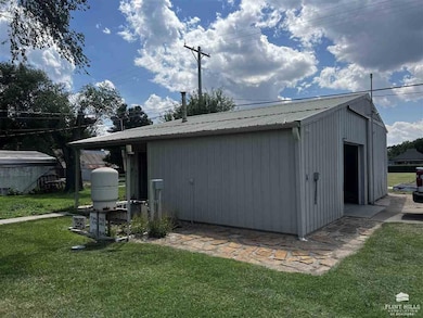 421 N Broadway Ave, Beloit, KS 67420 - photo 5